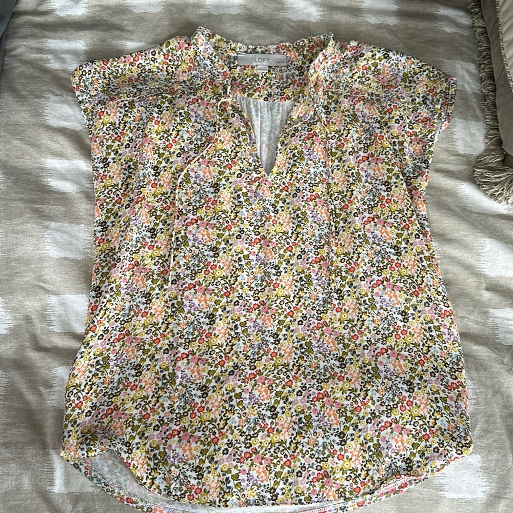EVERYTHING $5 SALE ‼️⭐️ LOFT blouse